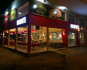 ACM e letras em acrílico com iluminação em LEDs