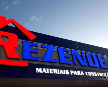 Big letras em ACM com frontal em acrílico e iluminação em LEDS