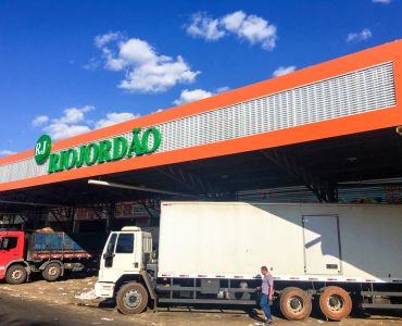 Fachada brise e letras em acrílico com LEDs