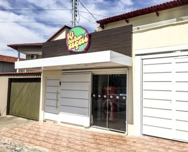 Fachada e cobertura em ACM luminoso em acrílico