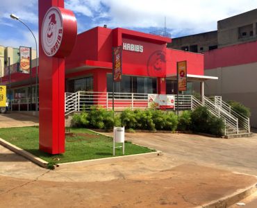 Fachada e totem em ACM e letras caixa em acrílico