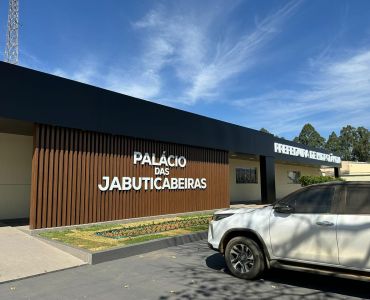 Fachadas - Fachada em ACM, Brise em Galvalume Amadeirado e Letras Caixa