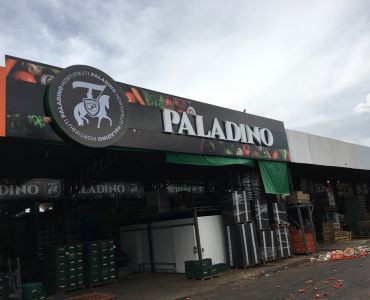 Fachada em Acm Detalhes em Lona e Luminosos