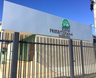 Fachada em ACM e letras em aço galvanizado