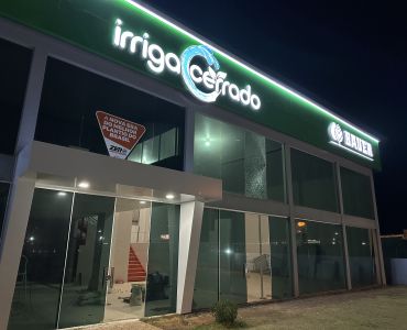 Fachada em ACM e letras em acrílico, iluminação em módulos de led