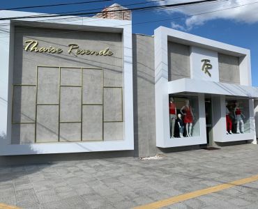 Fachada em ACM e letras em latão polido