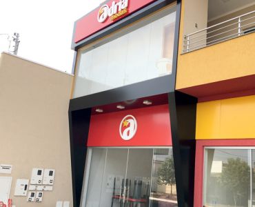 Fachada em ACM, letras caixa em aço galvanizado e LEDs