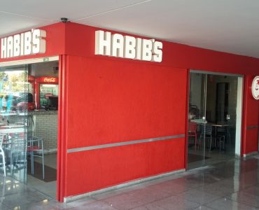 Fachada em ACM, letras em acrílico e iluminação em LEDs