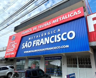 Fachada em ACM, telhas com pintura eletrostática e letras caixa