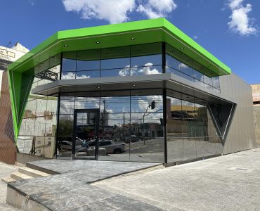 Fachada em ACM verde e cinza