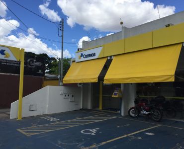 Fachada em chapa dobrada e letras caixa em aço