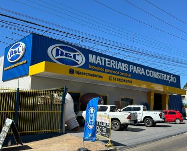 Fachadas - Fachada em Telhas Trapézio, Cobertura em ACM e Letras com Iluminação