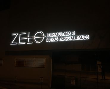 Letras em aço galvanizado com iluminação em LEDs