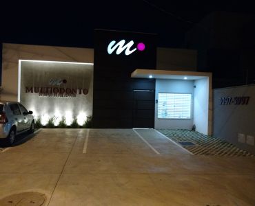 Letras em aço galvanizado com luminoso em acrílico