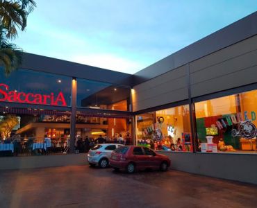 Letras em acrílico trabalhado com iluminação em LEDs