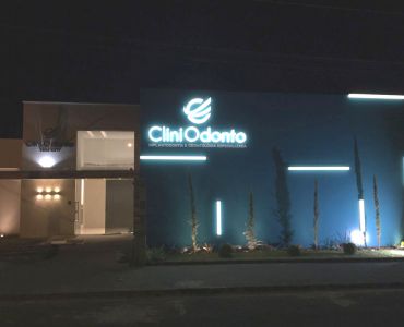 Letras trabalhadas em acrílico e iluminação em LEDs
