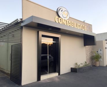 Marquise em ACM luminoso em acrílico e letras caixa em aço galvanizado