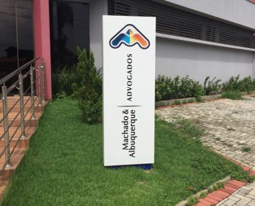 Totem em ACM e acrílico com iluminação
