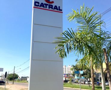 Totem em ACM e letras em aço galvanizado