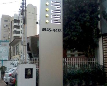 Totem em ACM letras caixa com LEDs
