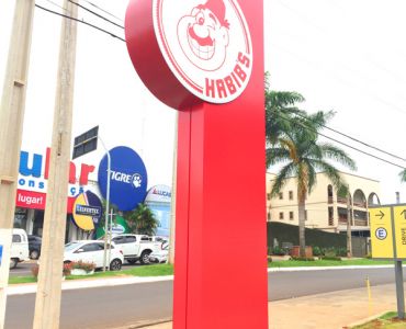 Totem em ACM, luminosos em lona e vinil, iluminação em tubo LEDs