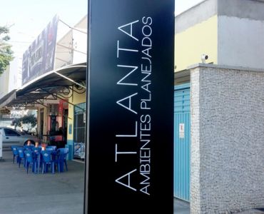 Totem em ACM vazado com acrílico e iluminação em tubo LEDs