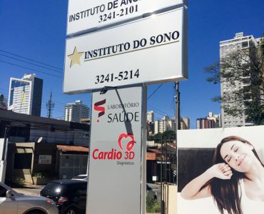 Totem em ACM vazado e acrílico, iluminação em tubo LEDs