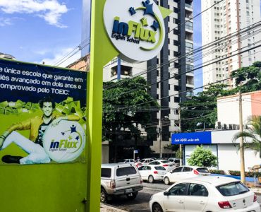 Totem trabalhado e letras caixa com iluminação em holofotes
